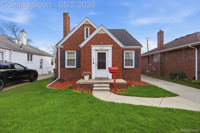 1857 Roslyn Road, Grosse Pointe Woods, MI 48236