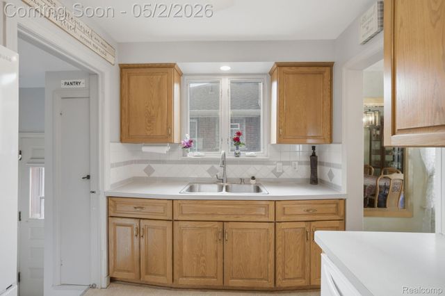 1857 Roslyn Road, Grosse Pointe Woods, MI 48236