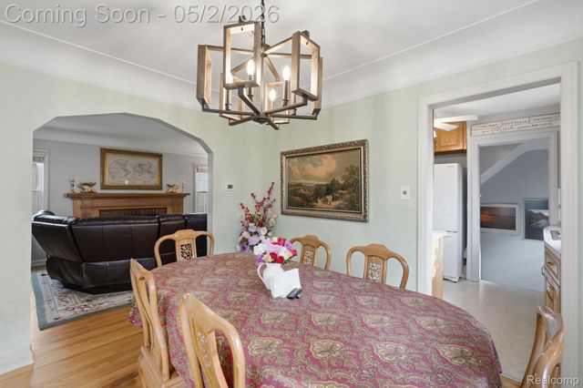 1857 Roslyn Road, Grosse Pointe Woods, MI 48236