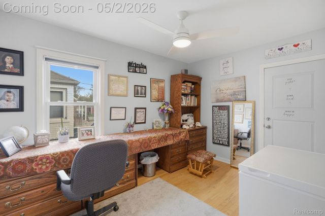 1857 Roslyn Road, Grosse Pointe Woods, MI 48236