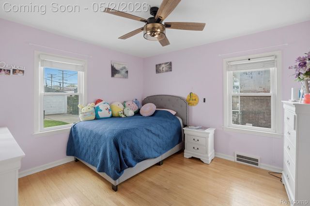 1857 Roslyn Road, Grosse Pointe Woods, MI 48236