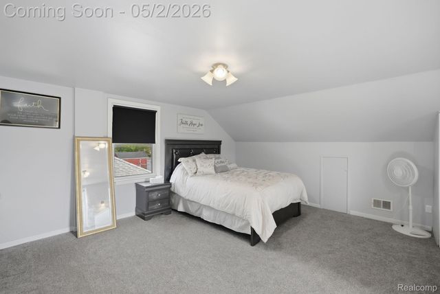 1857 Roslyn Road, Grosse Pointe Woods, MI 48236