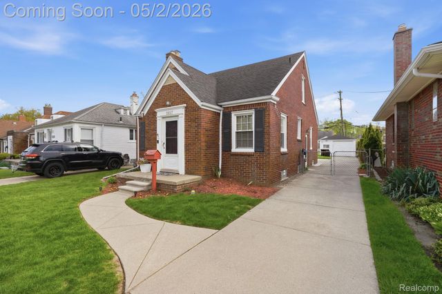 1857 Roslyn Road, Grosse Pointe Woods, MI 48236