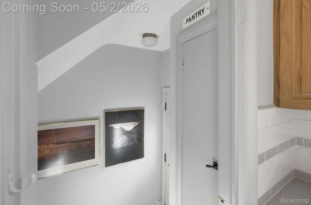 1857 Roslyn Road, Grosse Pointe Woods, MI 48236