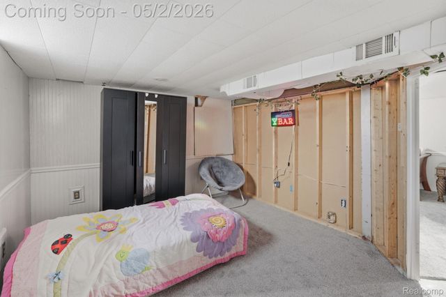 1857 Roslyn Road, Grosse Pointe Woods, MI 48236