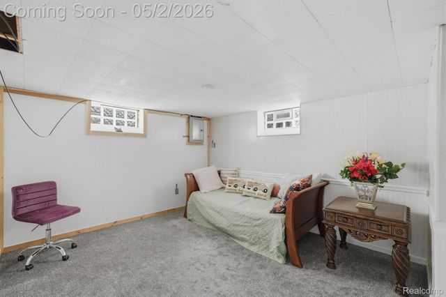 1857 Roslyn Road, Grosse Pointe Woods, MI 48236