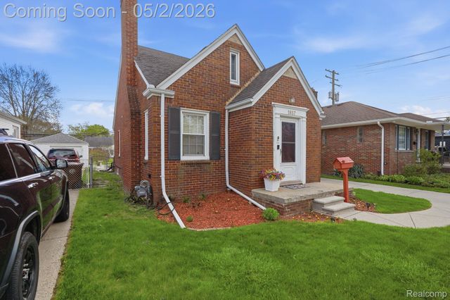 1857 Roslyn Road, Grosse Pointe Woods, MI 48236