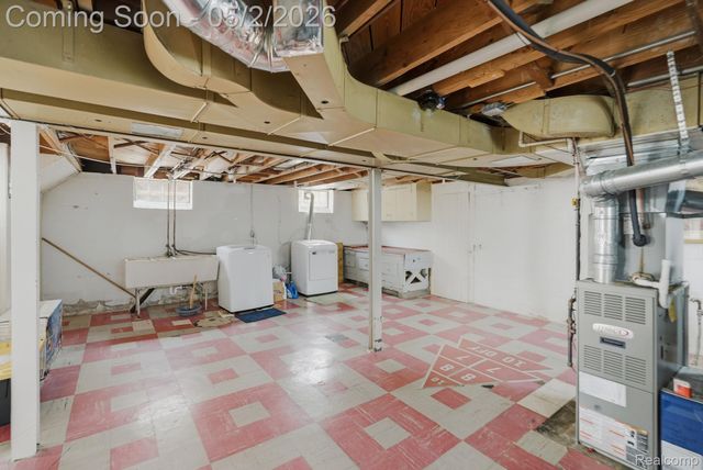 1857 Roslyn Road, Grosse Pointe Woods, MI 48236