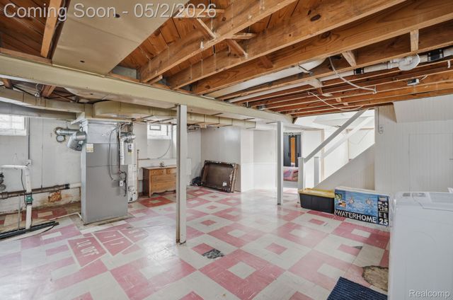 1857 Roslyn Road, Grosse Pointe Woods, MI 48236