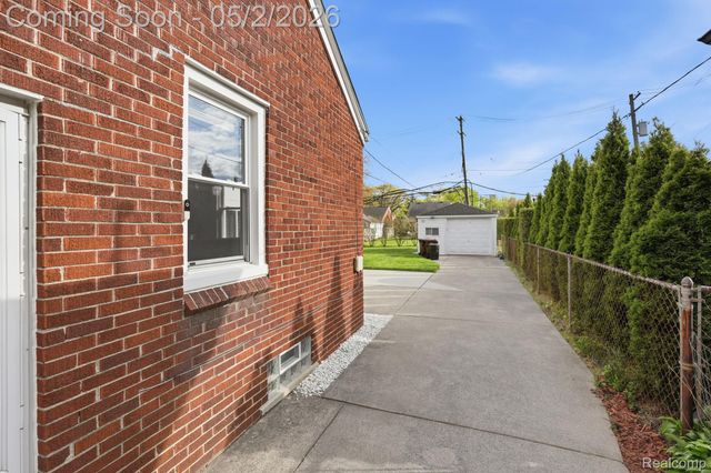 1857 Roslyn Road, Grosse Pointe Woods, MI 48236