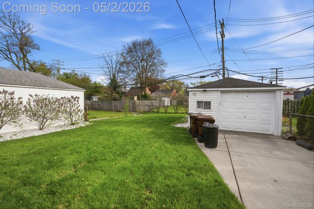 1857 Roslyn Road, Grosse Pointe Woods, MI 48236