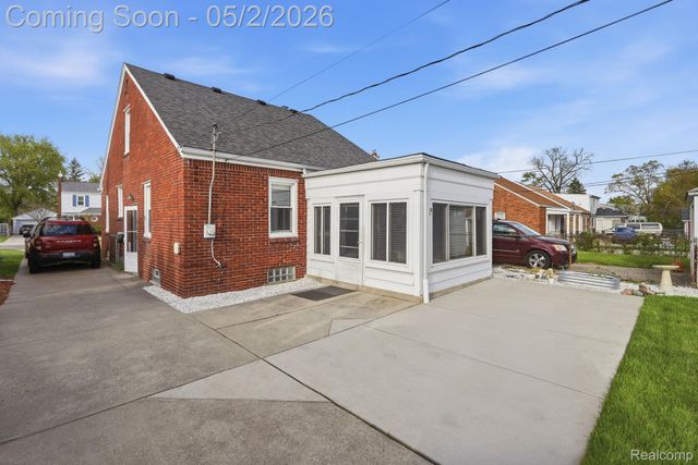 1857 Roslyn Road, Grosse Pointe Woods, MI 48236