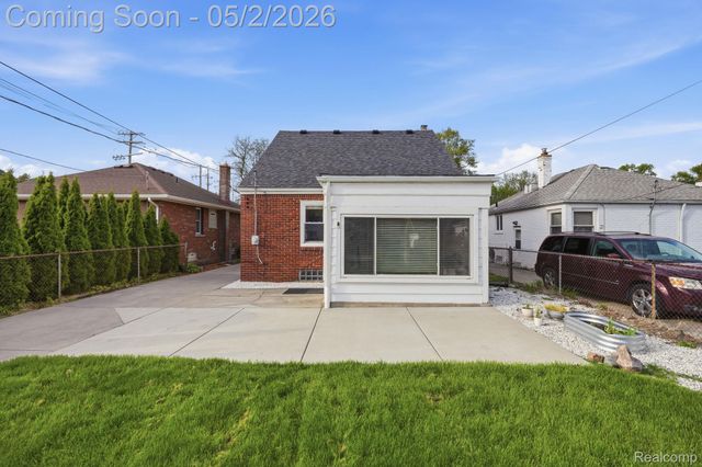 1857 Roslyn Road, Grosse Pointe Woods, MI 48236
