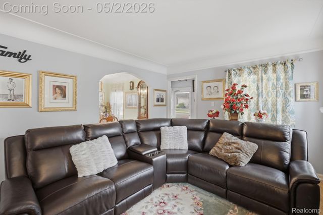 1857 Roslyn Road, Grosse Pointe Woods, MI 48236
