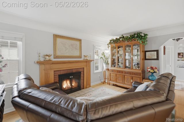 1857 Roslyn Road, Grosse Pointe Woods, MI 48236