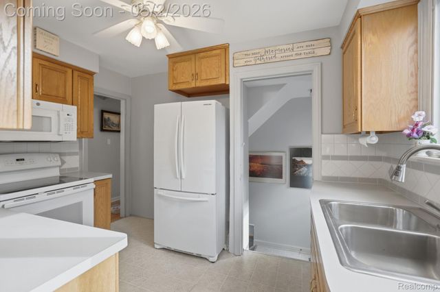 1857 Roslyn Road, Grosse Pointe Woods, MI 48236