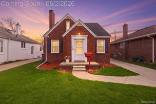 1857 Roslyn Road, Grosse Pointe Woods, MI 48236