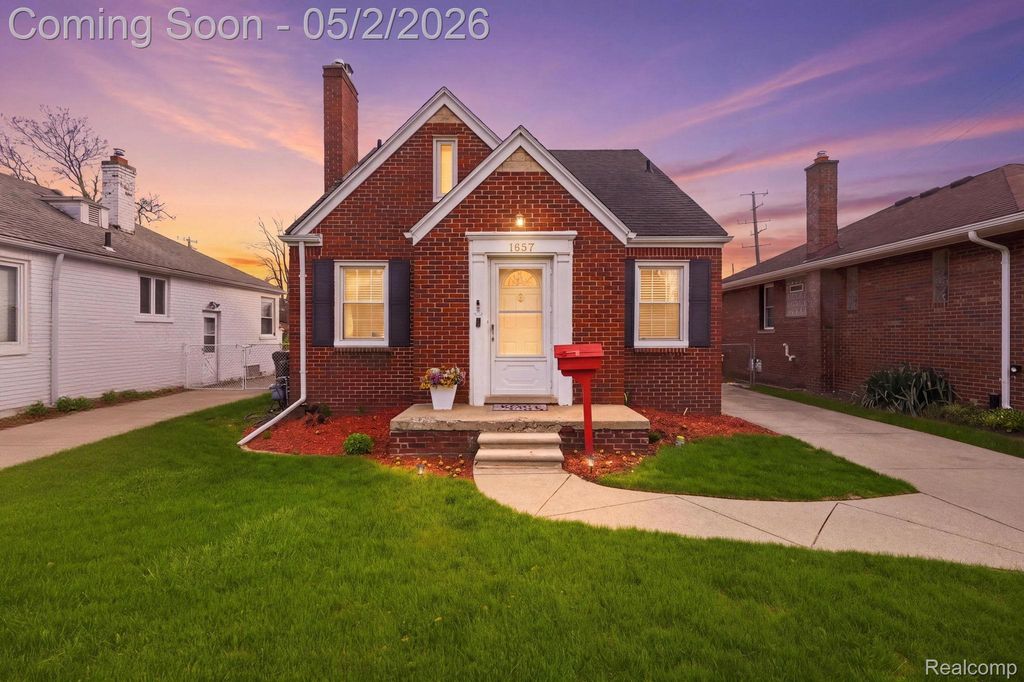 1857 Roslyn Road, Grosse Pointe Woods, MI 48236