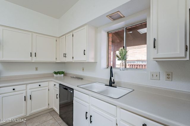 1594 W Calle Hacienda, Green Valley, AZ 85622