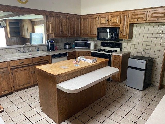 1076 Barrington Road, Tontitown, AR 72762