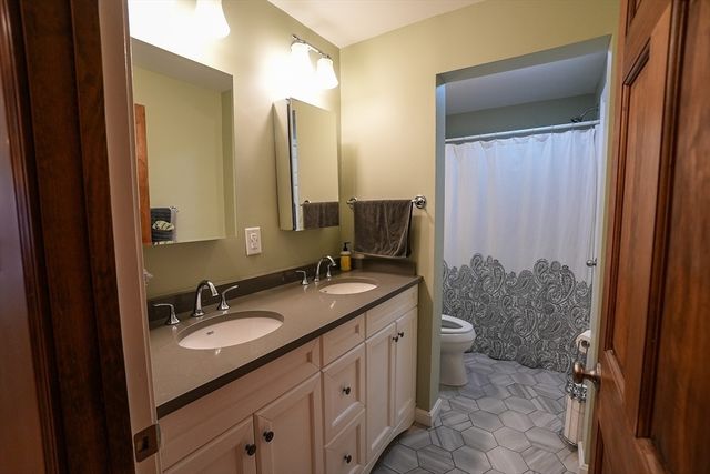 19 Rheault Cir, Leominster, MA 01453
