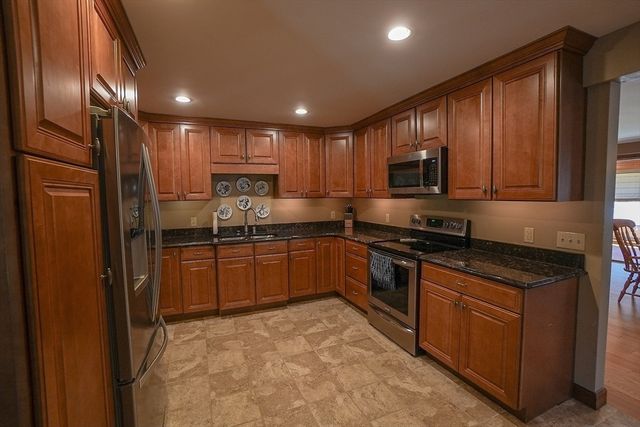 19 Rheault Cir, Leominster, MA 01453