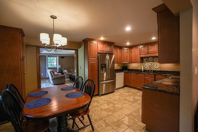 19 Rheault Cir, Leominster, MA 01453