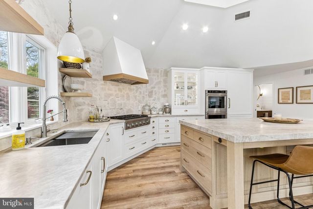 2 QUEENS LN, Pennington, NJ 08534