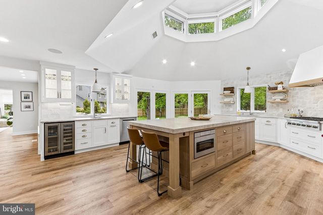 2 QUEENS LN, Pennington, NJ 08534