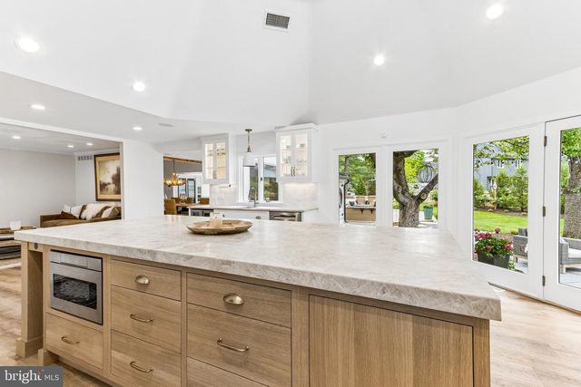 2 QUEENS LN, Pennington, NJ 08534