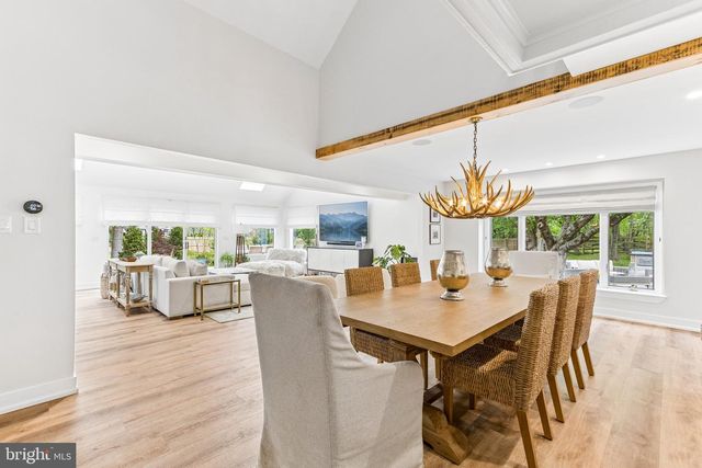 2 QUEENS LN, Pennington, NJ 08534