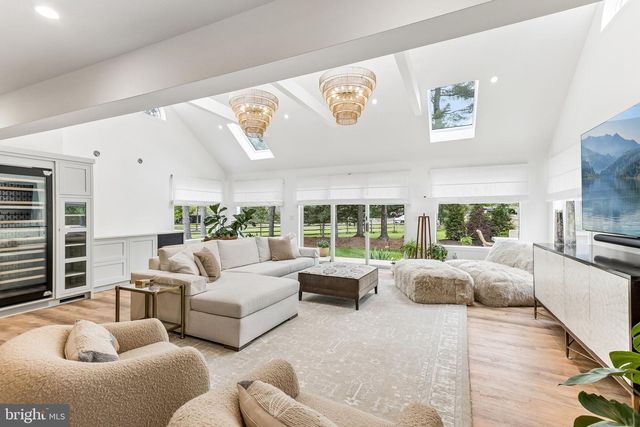 2 QUEENS LN, Pennington, NJ 08534
