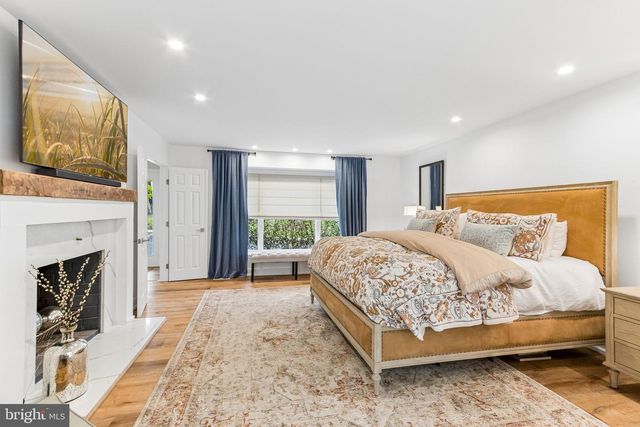 2 QUEENS LN, Pennington, NJ 08534