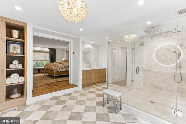 2 QUEENS LN, Pennington, NJ 08534