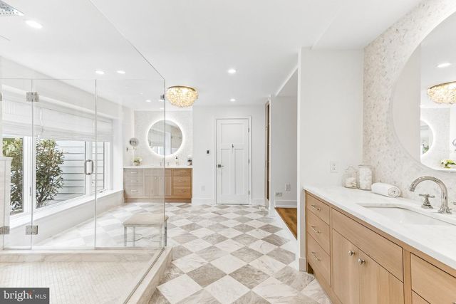 2 QUEENS LN, Pennington, NJ 08534