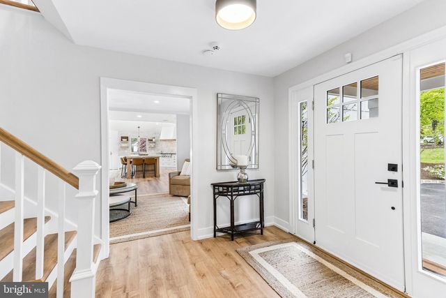 2 QUEENS LN, Pennington, NJ 08534