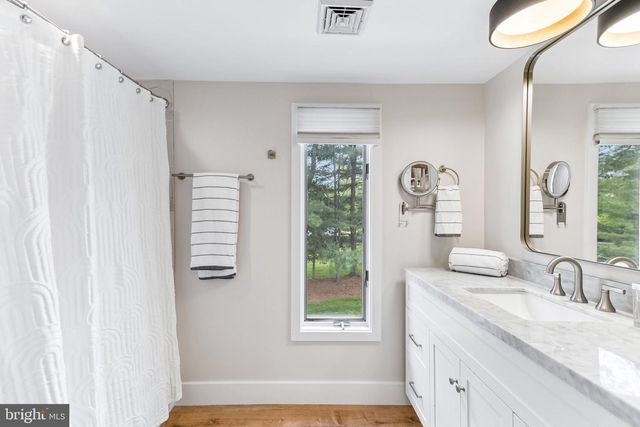 2 QUEENS LN, Pennington, NJ 08534