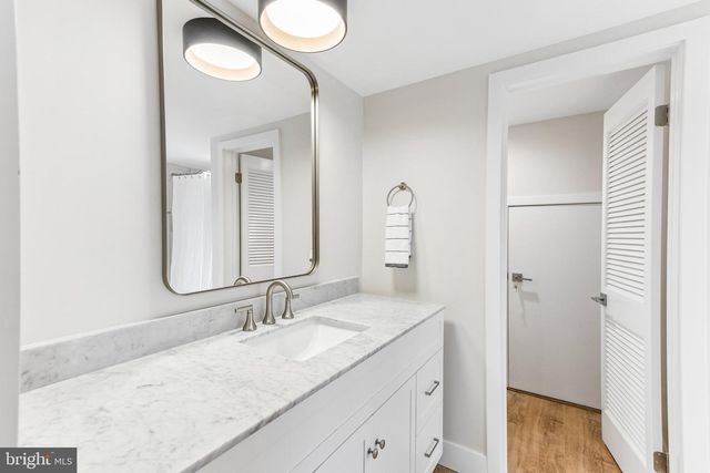 2 QUEENS LN, Pennington, NJ 08534