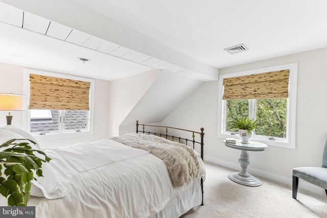 2 QUEENS LN, Pennington, NJ 08534