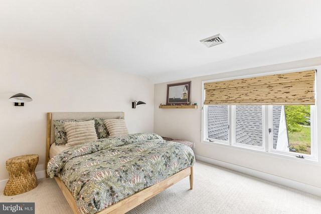 2 QUEENS LN, Pennington, NJ 08534