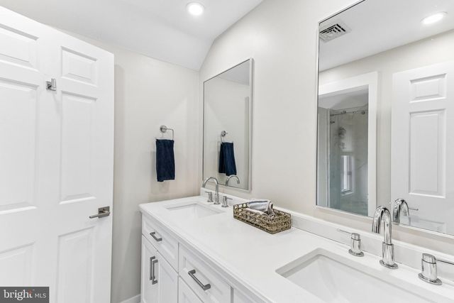 2 QUEENS LN, Pennington, NJ 08534