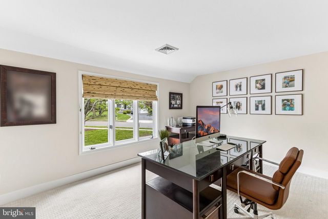 2 QUEENS LN, Pennington, NJ 08534