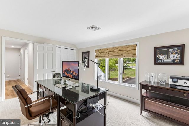 2 QUEENS LN, Pennington, NJ 08534