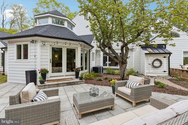 2 QUEENS LN, Pennington, NJ 08534