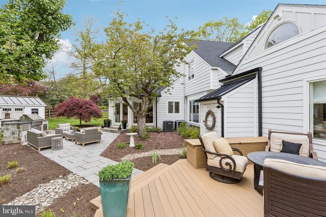 2 QUEENS LN, Pennington, NJ 08534