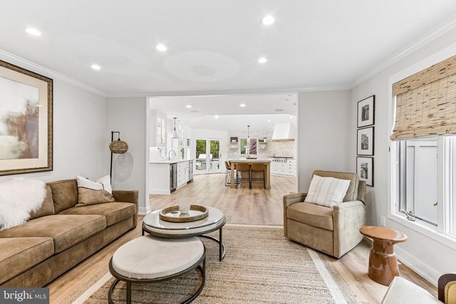 2 QUEENS LN, Pennington, NJ 08534
