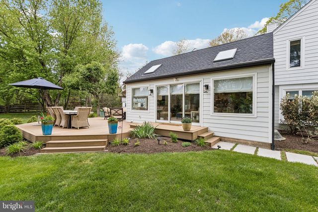 2 QUEENS LN, Pennington, NJ 08534