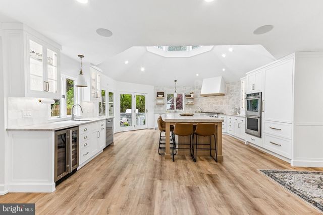 2 QUEENS LN, Pennington, NJ 08534