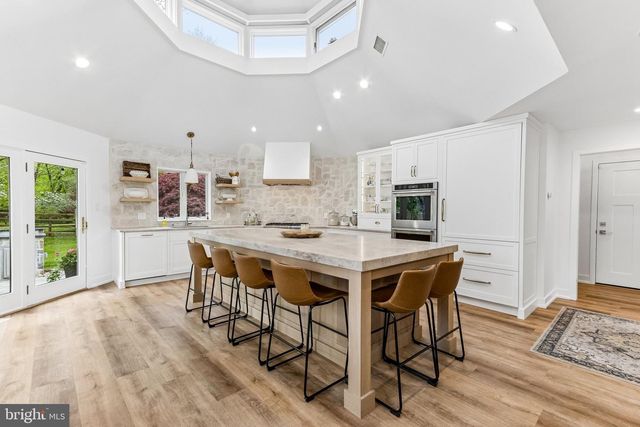 2 QUEENS LN, Pennington, NJ 08534