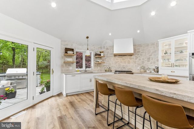 2 QUEENS LN, Pennington, NJ 08534